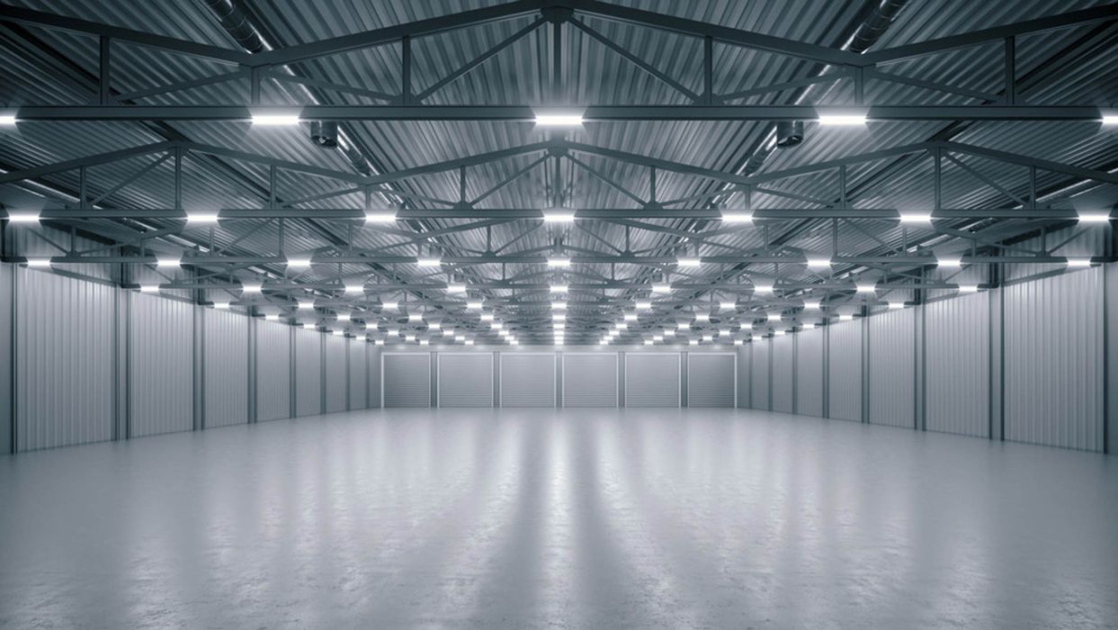 Geschlossener und gut beleuchteter Anlagenbau